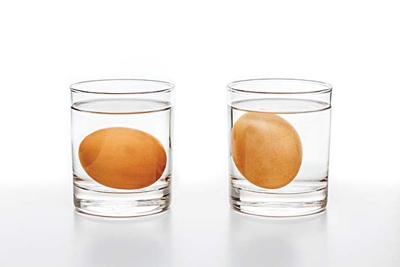 doua pahare in care se testeaza 2 oua