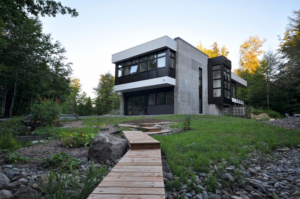 Inspiraţie internaţională: casă modernă în Canada, pe o movilă de teren