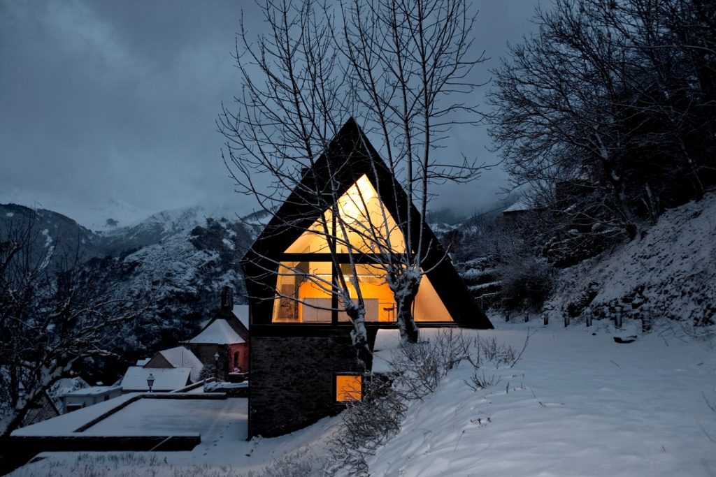 O casă de munte modernă în Pirinei dintr-un vechi hambar