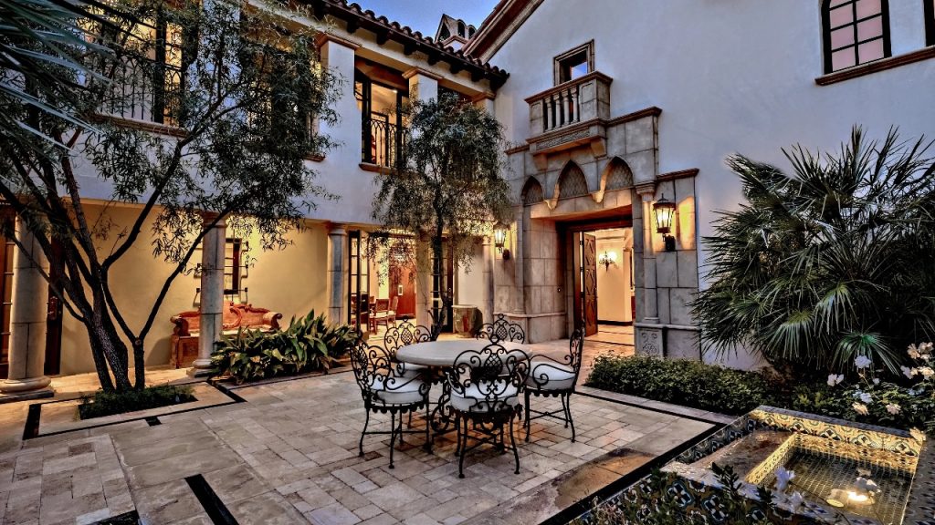 Sylvester Stallone a vândut o casă în stil colonial spaniol şi a cumpărat alta în Miami