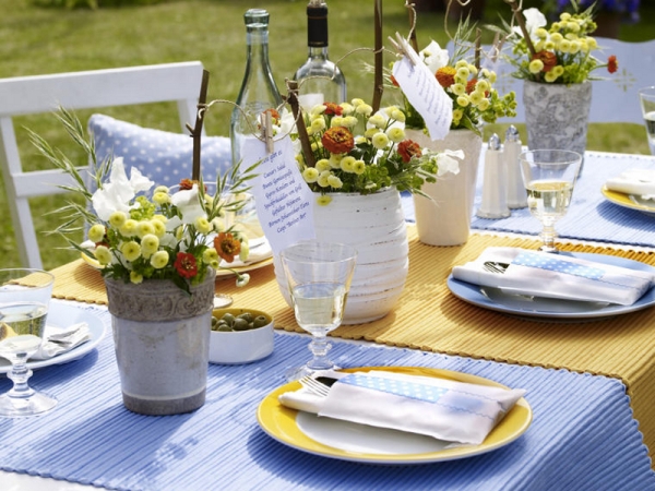 Ponturi: masa de dining din grădină trebuie decorată în spiritul verii