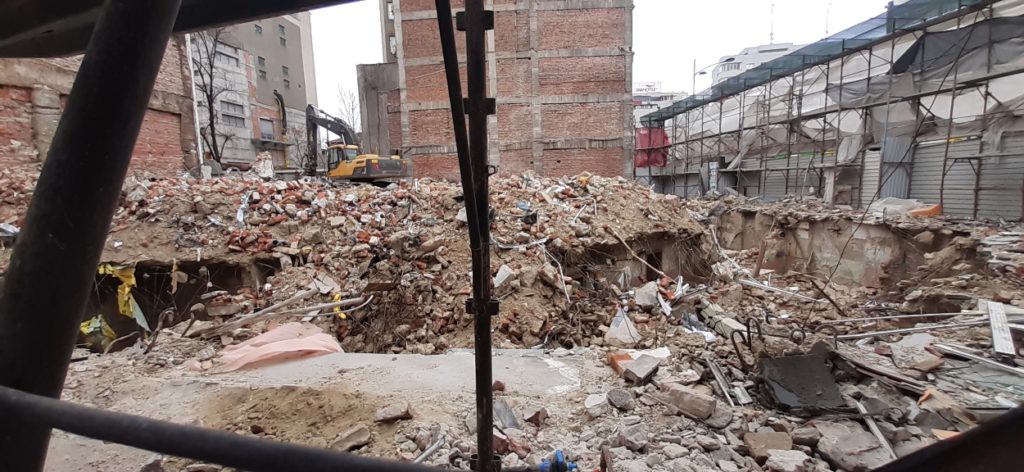 În locul clădirii cinematograful Volga din Dorobanți a rămas un morman de resturi, faţadele au fost şi ele demolate