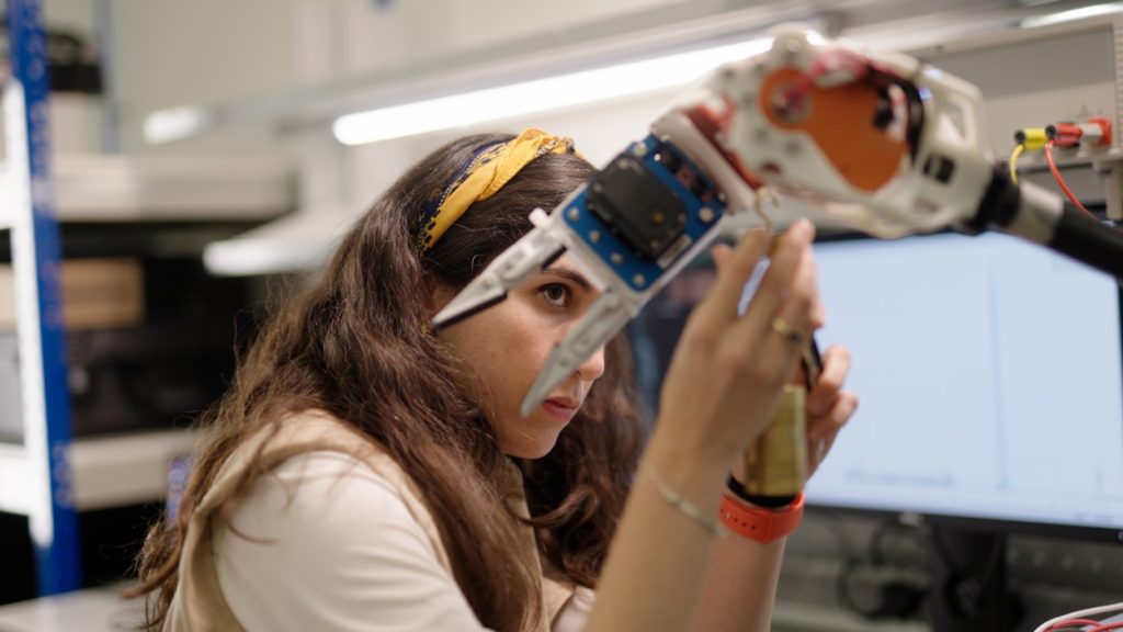 Dyson dezvăluie noi informații despre prototipurile secrete de roboți de uz casnic: sunt căutați cei mai buni ingineri în robotică din lume care să se alăture echipei