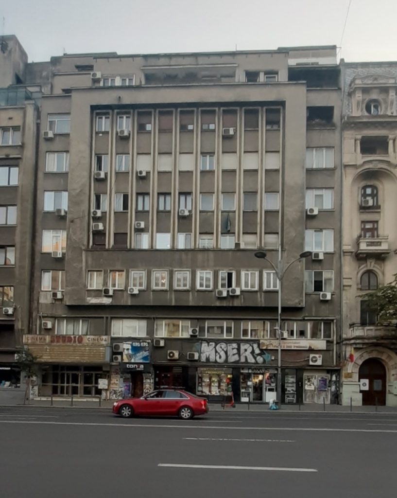 Un bloc modernist pe Bulevardul Magheru caracteristic perioadei interbelice