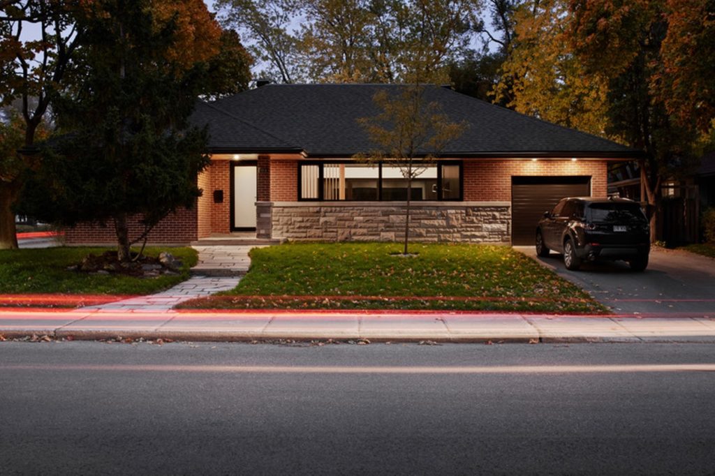O casă contemporană inovatoare în Montreal dintr-un bungalou vechi