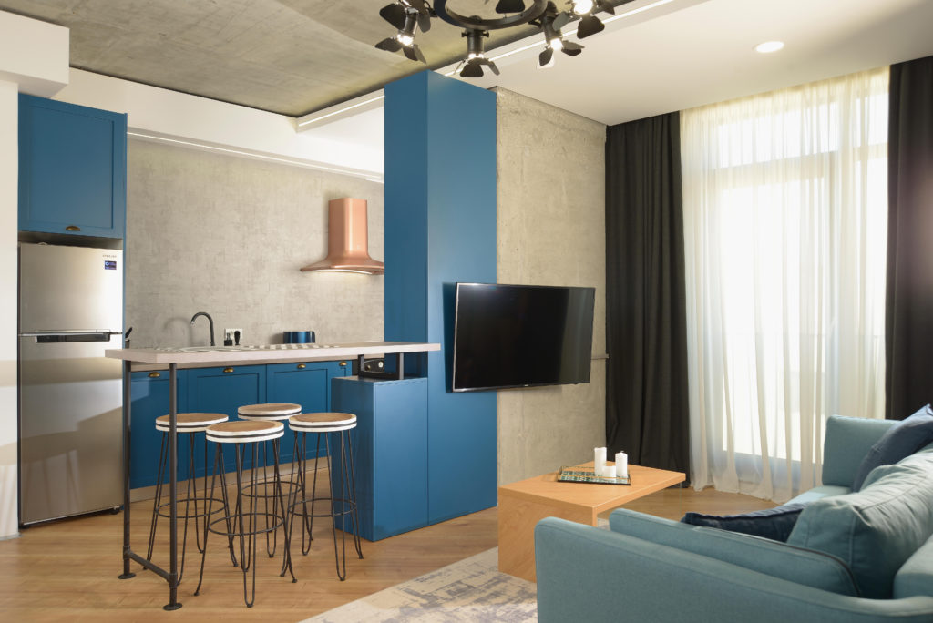 Un apartament amenajat în stil eclectic cu mult alb şi albastru de către echipa Gavia Concept