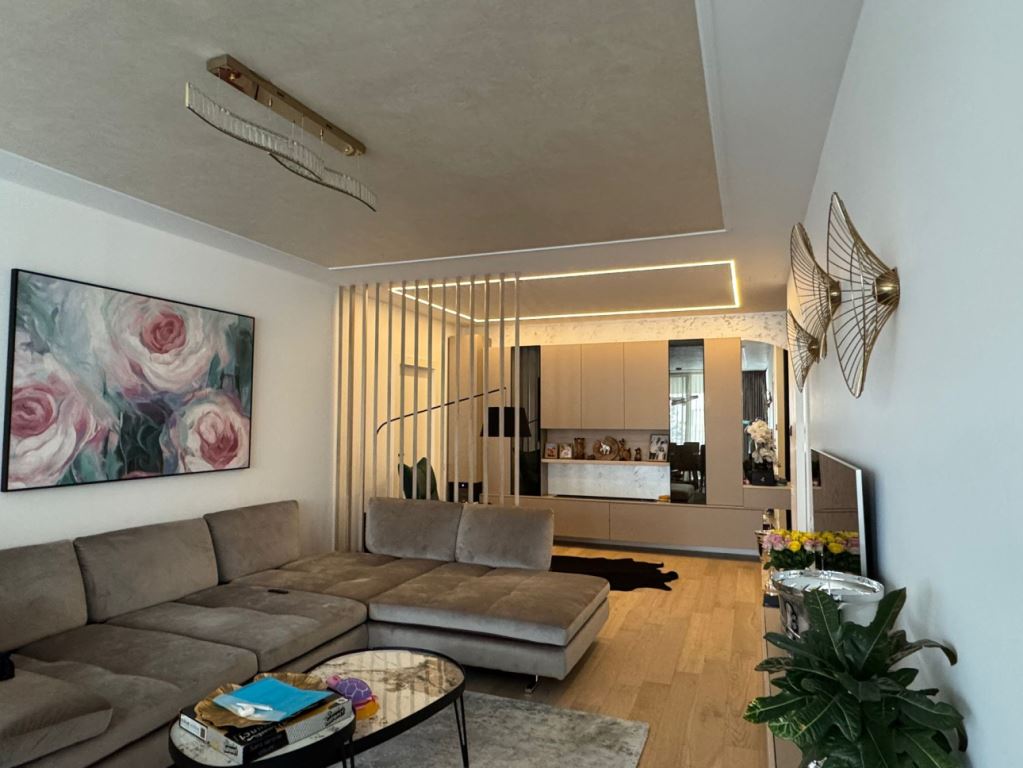Apartament la cheie îmbunătățit cu aranjamente scenografice