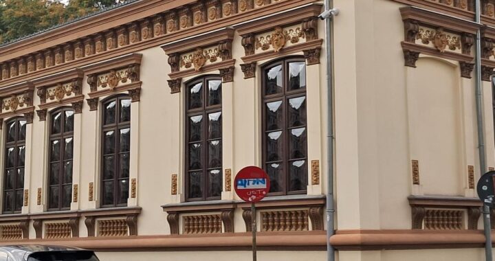 O renovare ca la carte a unei case istorice plus o colecție impresionantă de tablouri a unui mare maestru interbelic